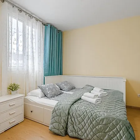 Red Large Family Apartment, Three Floors, 10 Guests * אדחה