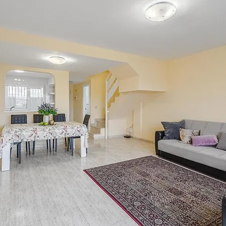 Red Large Family Apartment, Three Floors, 10 Guests דירה *