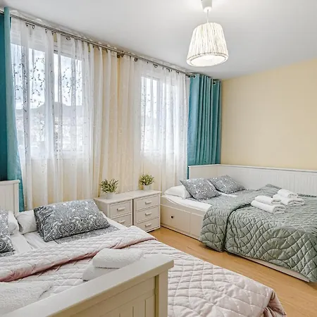 Red Large Family Apartment, Three Floors, 10 Guests * אדחה