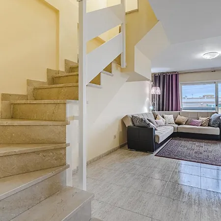 Red Large Family Apartment, Three Floors, 10 Guests * אדחה