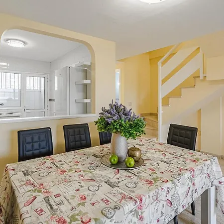 דירה Red Large Family Apartment, Three Floors, 10 Guests