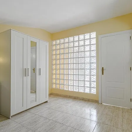 Red Large Family Apartment, Three Floors, 10 Guests Lejlighed