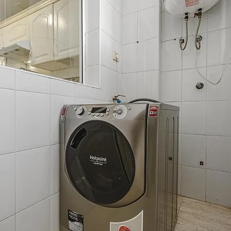 Red Large Family Apartment, Three Floors, 10 Guests شقة *