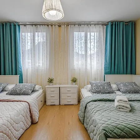 شقة Red Large Family Apartment, Three Floors, 10 Guests أذيخي