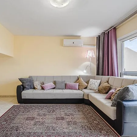 شقة Red Large Family Apartment, Three Floors, 10 Guests