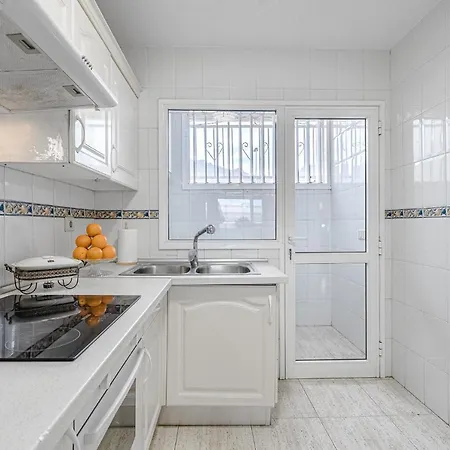 Red Large Family Apartment, Three Floors, 10 Guests شقة *