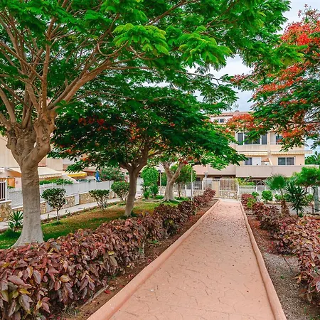 Red Large Family Apartment, Three Floors, 10 Guests شقة