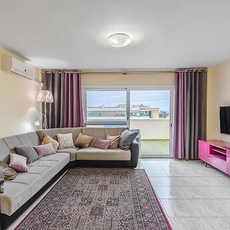 شقة Red Large Family Apartment, Three Floors, 10 Guests