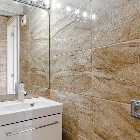 Red Large Family Apartment, Three Floors, 10 Guests شقة