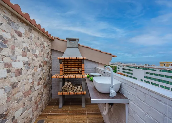 Red Large Family Apartment, Three Floors, 10 Guests Apartamento *