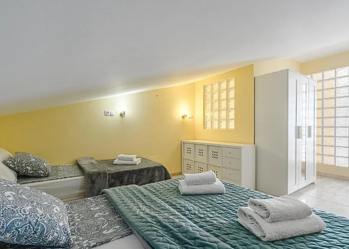 Red Large Family Apartment, Three Floors, 10 Guests *