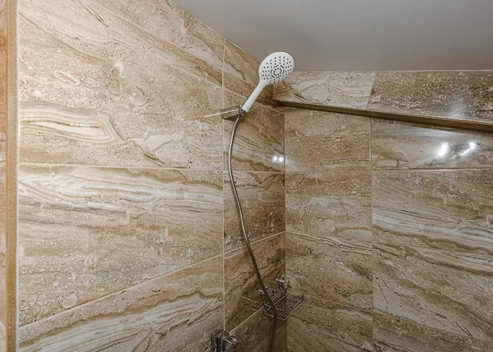 Red Large Family Apartment, Three Floors, 10 Guests Apartamento