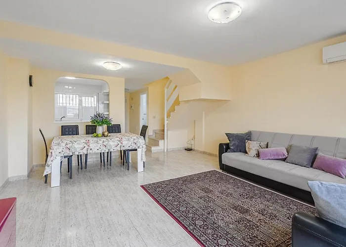 Red Large Family Apartment, Three Floors, 10 Guests Apartment *