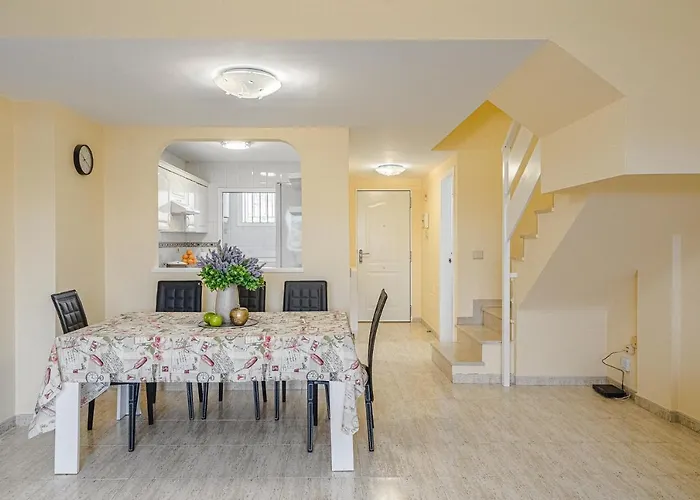 Apartamento Red Large Family Apartment, Three Floors, 10 Guests