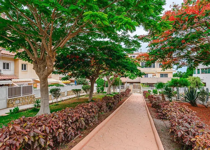 Red Large Family Apartment, Three Floors, 10 Guests Apartamento