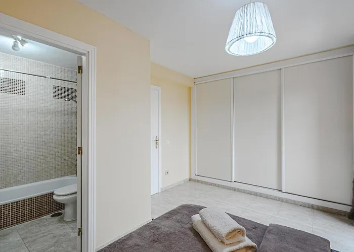 Red Large Family Apartment, Three Floors, 10 Guests Apartment *