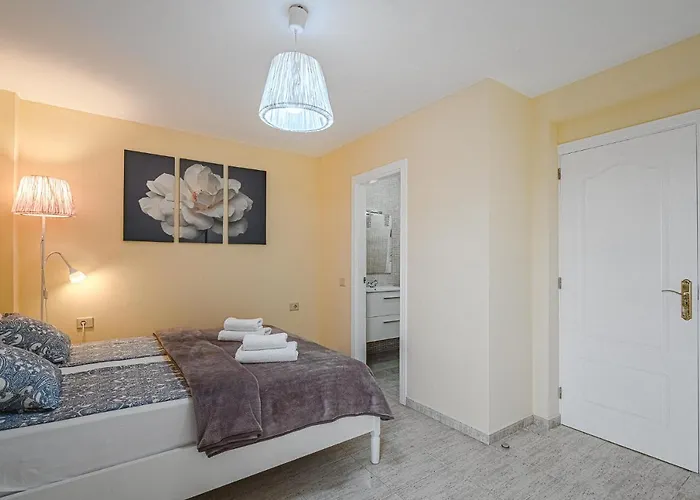 Red Large Family Apartment, Three Floors, 10 Guests Apartment