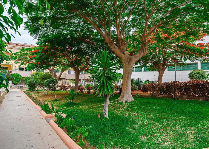 Red Large Family Apartment, Three Floors, 10 Guests