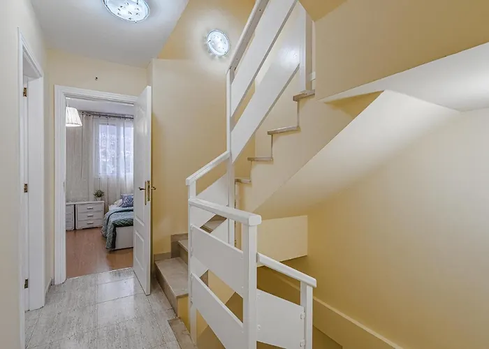 Red Large Family Apartment, Three Floors, 10 Guests Apartamento