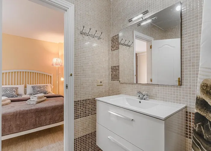 Red Large Family Apartment, Three Floors, 10 Guests Apartment