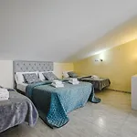 Red Large Family Apartment, Three Floors, 10 Guests * 阿德耶