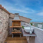 Red Large Family Apartment, Three Floors, 10 Guests 公寓 *
