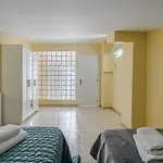 Red Large Family Apartment, Three Floors, 10 Guests 阿德耶
