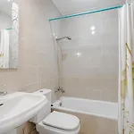 Red Large Family Apartment, Three Floors, 10 Guests 公寓 阿德耶