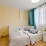 Red Large Family Apartment, Three Floors, 10 Guests * 阿德耶
