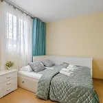 Red Large Family Apartment, Three Floors, 10 Guests * 阿德耶