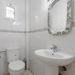 Red Large Family Apartment, Three Floors, 10 Guests 公寓 阿德耶