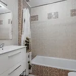 公寓 Red Large Family Apartment, Three Floors, 10 Guests 阿德耶