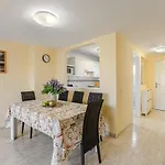 Red Large Family Apartment, Three Floors, 10 Guests 公寓 阿德耶