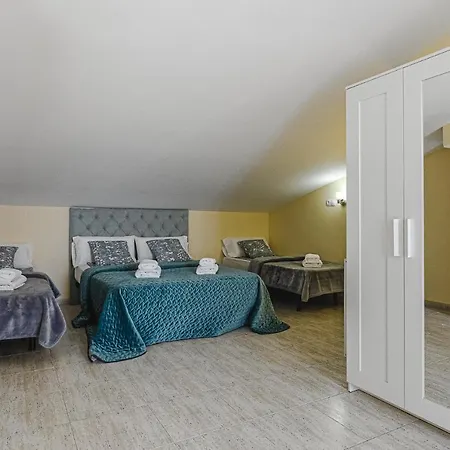 Red Large Family Apartment, Three Floors, 10 Guests