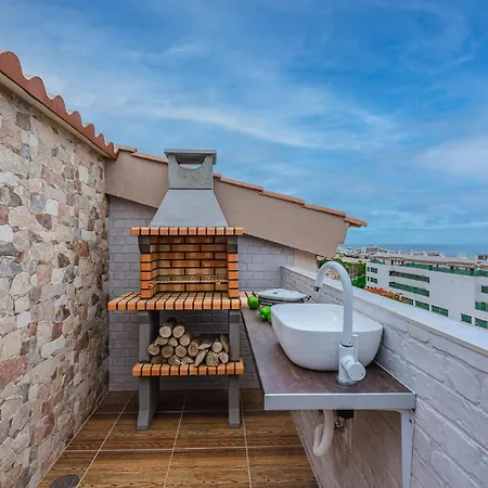 Red Large Family Apartment, Three Floors, 10 Guests Apartamento *