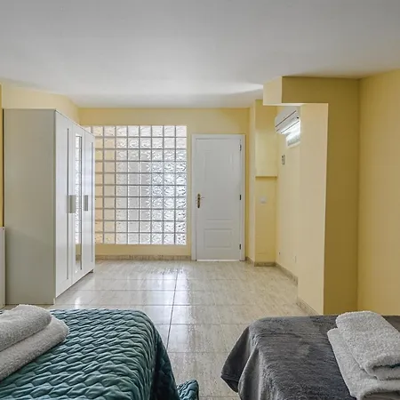 Red Large Family Apartment, Three Floors, 10 Guests アデヘ