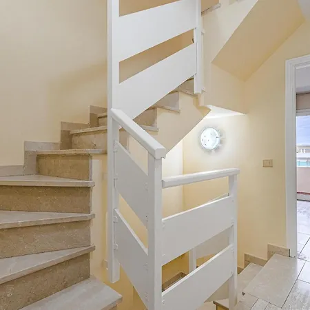 Red Large Family Apartment, Three Floors, 10 Guests Apartamento Costa Adeje (Tenerife)