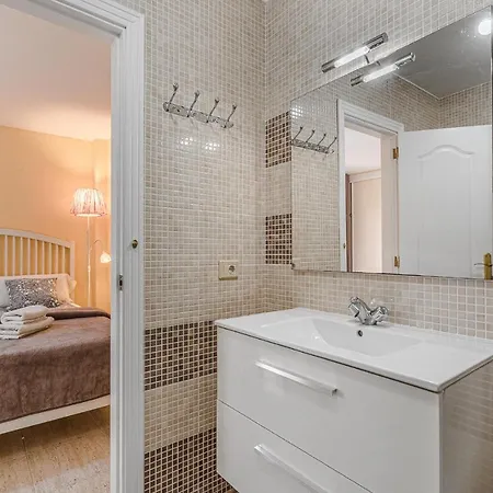 Red Large Family Apartment, Three Floors, 10 Guests Apartamento