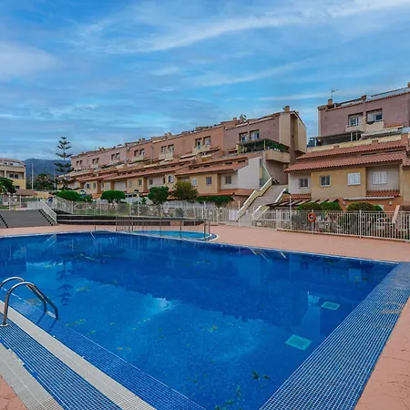 Red Large Family Apartment, Three Floors, 10 Guests Apartmán