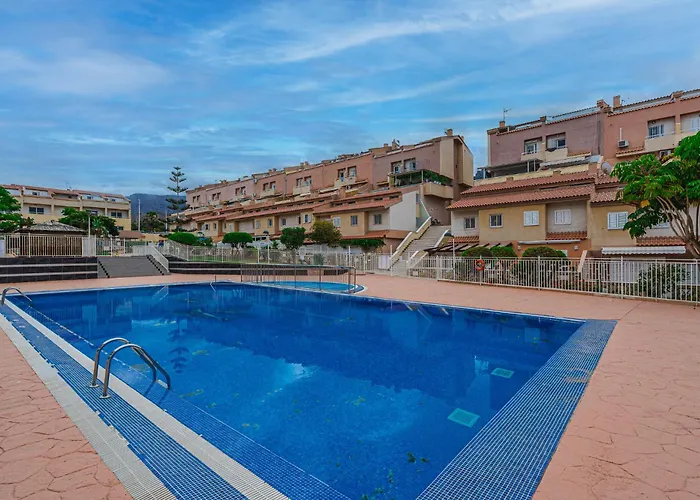 Red Large Family Apartment, Three Floors, 10 Guests Διαμέρισμα