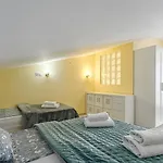 Red Large Family Apartment, Three Floors, 10 Guests *