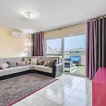 Daire Red Large Family Apartment, Three Floors, 10 Guests