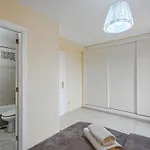Red Large Family Apartment, Three Floors, 10 Guests Daire *