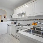 Daire Red Large Family Apartment, Three Floors, 10 Guests *
