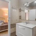 Red Large Family Apartment, Three Floors, 10 Guests Daire