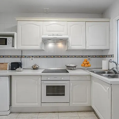 Red Large Family Apartment, Three Floors, 10 Guests Адехе
