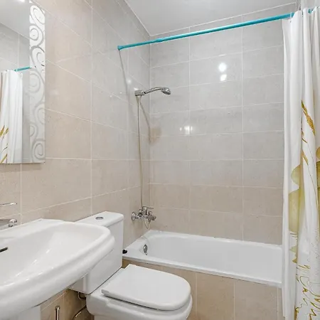 Red Large Family Apartment, Three Floors, 10 Guests Апартаменти Адехе