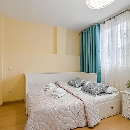 Red Large Family Apartment, Three Floors, 10 Guests * Адехе