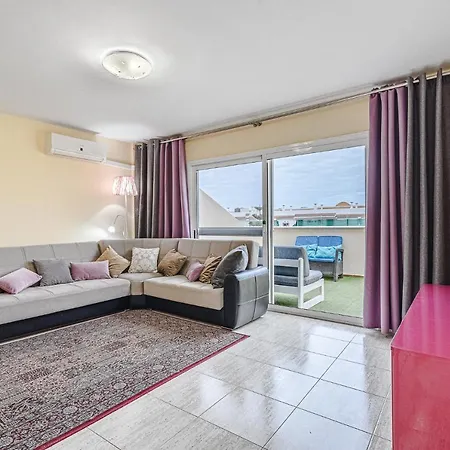 Апартаменти Red Large Family Apartment, Three Floors, 10 Guests