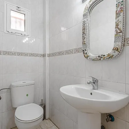 Red Large Family Apartment, Three Floors, 10 Guests Апартаменти Адехе